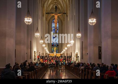 Frauenkirche, Chor singt Weihnachtslieder, Innenaufnahme, München, Bayern, Deutschland Stockfoto