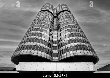 BMW-Museum und BMW-Turm, Schwarzweißfoto, München, Bayern, Deutschland Stockfoto