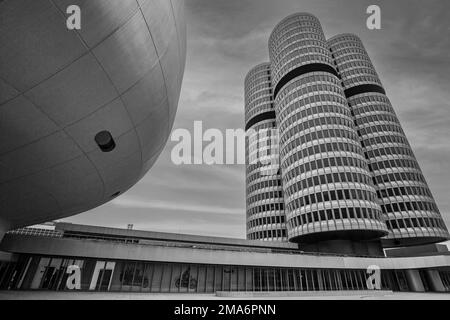 BMW-Museum und BMW-Turm, Schwarzweißfoto, München, Bayern, Deutschland Stockfoto