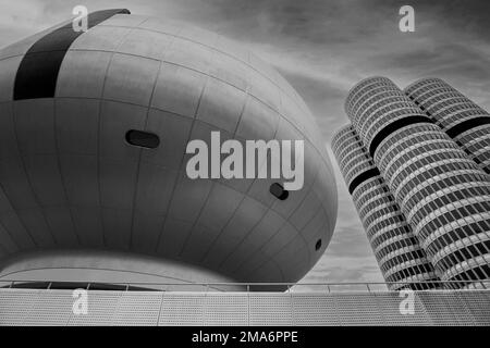 BMW-Museum und BMW-Turm, Schwarzweißfoto, München, Bayern, Deutschland Stockfoto