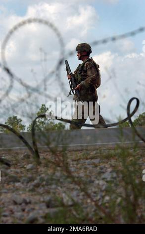 050820-F-6988D-071. [Complete] Szene Caption: Ein Soldat der US-Armee (USA) mit einem 5,56-mm-M16A2-Gewehr sorgt während einer Aeromedizinischen Evakuierungsübung für die Sicherheit im Joint Readiness Training Center (JRTC) in Fort Polk, Louisiana (LA). Die flugmedizinische Evakuierungsschulung wird im JRTC durchgeführt, damit gemeinsame Kräfte unter realistisch genauen Szenarien und Bedingungen teilnehmen können, die die Anfangsphasen eines Notfalls nachbilden, einschließlich: Einsatz von Heimatstationen aus; Bereitstellung in einer mittleren Basiszone; Weitereinsatz durch Luft-, Land- und Bodenkonvoi und erste Kampfangestellte Stockfoto