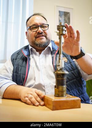 Darmstadt, Deutschland. 18. Januar 2023. Alexander Majunke, Leiter des Sprengstoffbeseitigungsdienstes des Landes Hessen im Regionalrat von Darmstadt, erläutert, wie ein amerikanischer Langzeit-Zünder funktioniert. Kredit: Frank Rumpenhorst/dpa/Alamy Live News Stockfoto