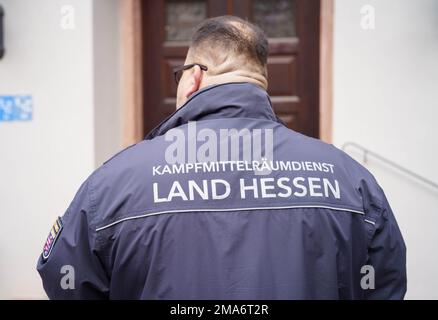 Darmstadt, Deutschland. 18. Januar 2023. Alexander Majunke, Leiter des Sprengstoffbeseitigungsdienstes des Landes Hessen im Regionalrat Darmstadt, steht im Hof des Regionalrats. Kredit: Frank Rumpenhorst/dpa/Alamy Live News Stockfoto