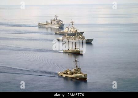 050822-N-6264C-145. [Complete] Scene Caption: Eine gemeinsame Task Group der US Navy (USN) und der philippinischen Navy, die während der auf See stattfindenden Phase der ÜBUNGSKOOPERATION ÜBER BORD DER Philippinen (CARAT) IN BETRIEB ist. Abbildung von oben nach unten: US Navy (USN) Dock Landing Ship Harpers Ferry (LSD 49); USN Arleigh Burke Class Guided Missile Destroyer USS Paul Hamilton (DDG 60); USN Oliver Hazard Perry Class Frigate USS RODNEY M. DAVIS (FFG 60); Philippine Navy Jacinto (Peacock) Class BRP (Barko Republika Pilipinas) EMILIO JACINTO (PS 35); Corvette Auk Class BRP RIZAL (PS 74). KARAT ist ein jährlicher ser Stockfoto