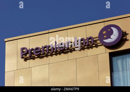 Hotel Premier Inn, Logo auf dem Gebäude, Hotelmarke aus Großbritannien, Düsseldorf, Nordrhein-Westfalen, Deutschland Stockfoto