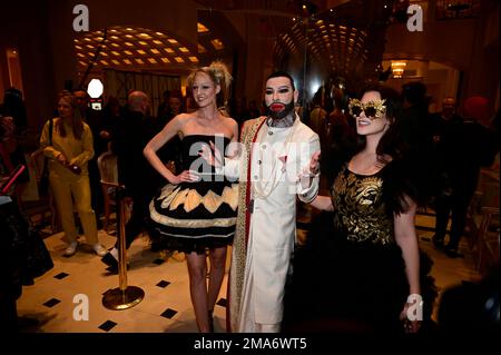 Beatrice Turin, Harald Glööckler und Raffas Plastic Life bei der Anja Gockel Fashion Show „Seven Senses“ auf der Berliner Modewoche Herbst/Winter 202 Stockfoto