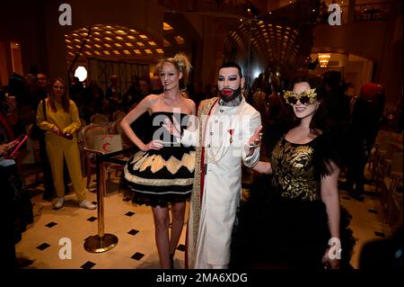 Beatrice Turin, Harald Glööckler und Raffas Plastic Life bei der Anja Gockel Fashion Show „Seven Senses“ auf der Berliner Modewoche Herbst/Winter 202 Stockfoto