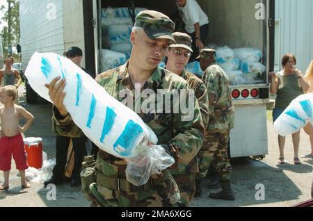 Arkansas Army National Guard (ARARNG) Soldiers SPECIALIST (SPC) William Flowers (Left) und Sergeant (SGT) Andy Graves tragen dazu bei, den Überlebenden des Hurrikans Katrina in der kleinen Mississippi (MS)-Stadt Lizana zu helfen. Sie verteilen Eisbeutel an Hurrikanopfer. (Doppeltes Bild, siehe auch DASD0607680 oder suchen Sie nach 050902A2018D624). Basis: Lizana Staat: Mississippi (MS) Land: Vereinigte Staaten von Amerika (USA) Stockfoto