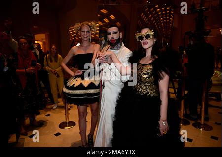 Beatrice Turin, Harald Glööckler und Raffas Plastic Life bei der Anja Gockel Fashion Show „Seven Senses“ auf der Berliner Modewoche Herbst/Winter 202 Stockfoto