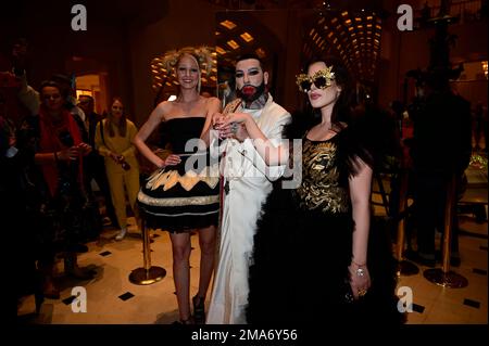 Beatrice Turin, Harald Glööckler und Raffas Plastic Life bei der Anja Gockel Fashion Show „Seven Senses“ auf der Berliner Modewoche Herbst/Winter 202 Stockfoto