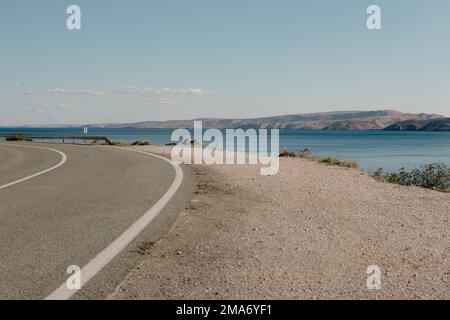 Straße mitten auf der Insel mit einer atemberaubenden Aussicht Stockfoto