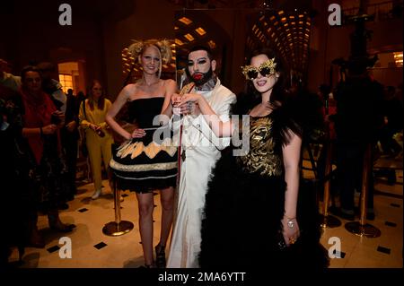 Beatrice Turin, Harald Glööckler und Raffas Plastic Life bei der Anja Gockel Fashion Show „Seven Senses“ auf der Berliner Modewoche Herbst/Winter 202 Stockfoto