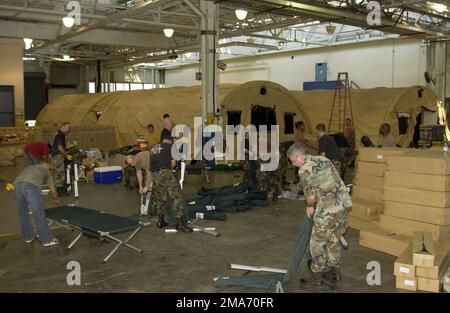 Mitarbeiter der US Air Force (USAF) mit dem 131. Kampfflügel (FW), Missouri Air National Guard (ANG), treffen die notwendigen Vorbereitungen, um schätzungsweise 2.000 Evakuierte aus dem Hurrikan Katrina im ehemaligen Boeing-Endmontagewerk in St. zu empfangen Louis, Missouri (MO). Basis: Saint Louis State: Missouri (MO) Country: United States of America (USA) Scene Major Command gezeigt: GEMÄSS Stockfoto