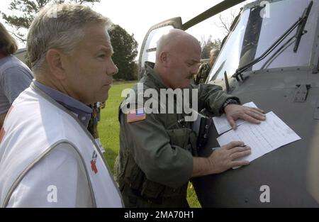 Dave Lingwood, National Guard CHIEF Warrant Officer (CWO) DER US-Armee (USA), mit dem 1. Bataillon, 131. Luftfahrtregiment, Mobile, Alabama (AL), bewertet den Bedarf evakuierter Mitarbeiter des amerikanischen Roten Kreuzes in Vancleave, Mississippi (MS), zur Unterstützung der Hilfsmaßnahmen des Hurrikans Katrina. Basis: Staat Vancleave: Mississippi (MS) Land: Szene der Vereinigten Staaten von Amerika (USA) Hauptkommando: NATIONALGARDE DER ARMEE Stockfoto