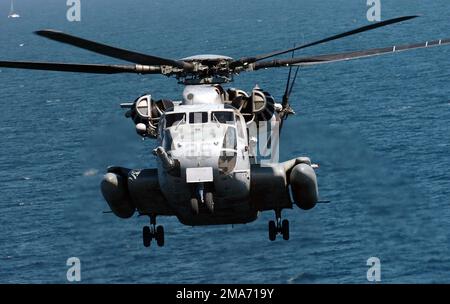 Ein Helikopter des US Marine Corps (USMC) CH-53E Super Hallion bereitet sich auf die Landung an Bord eines Amphibienschiffs der US Navy (USN) vor. Land: Atlantik (AOC) Stockfoto