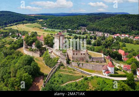 Aus der Vogelperspektive, Schloss Pappenheim, erbaut um 1140, eine der wichtigsten mittelalterlichen Burgruinen in Bayern, direkt dahinter Stockfoto