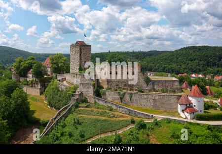 Luftaufnahme, Schloss Pappenheim, um 1140 erbaut, Spornburg, eine der wichtigsten mittelalterlichen Burgruinen in Bayern, Pulverturm rechts vorne Stockfoto