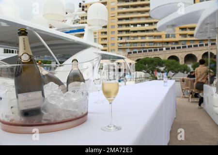 Champagnerkühler mit Louis Roederer Champagnerflaschen, gefülltes Champagnerglas, auf dem Deck einer Yacht in Port Hercule, Formel 1 Grand Prix Stockfoto