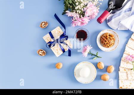 Festlicher Hintergrund des jüdischen Passes. Traditionelle Symbole und Produkte des Urlaubs auf blauem Hintergrund. Draufsicht. Flaches Layout. Ein Kopierbereich Stockfoto