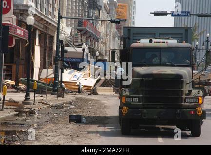 US Navy (USN) Seabees, die dem Naval Mobile Construction Battalion 40 (NMCB-40) zugeteilt sind, fahren einen mit einem 750-Kilowatt-Generator beladenen Lastwagen durch die Straßen von New Orleans zur Naval Support Activity East Bank New Orleans. Die aktive Beteiligung der Marine an den humanitären Hilfsmaßnahmen des Hurricanes Katrina wird von der Federal Emergency Management Agency (FEMA) in Zusammenarbeit mit dem Verteidigungsministerium geleitet. (Doppeltes Bild, siehe auch DNSD0602437 oder suchen Sie nach 050910N9712C003). Bundesstaat: Louisiana (LA) Land: Vereinigte Staaten von Amerika (USA) Stockfoto