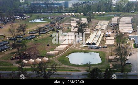 Zivile Auftragnehmer und US Navy (USN) Seabees ((CB) (Baubataillon)), die dem Naval Mobile Construction Battalion 40 (NMCB-40) zugeteilt wurden, bauen eine Zeltstadt, um 7.500 Mitarbeiter des Militärs und der Federal Emergency Management Agency (FEMA) in New Orleans zu unterstützen. Die aktive Beteiligung der Marine an den humanitären Hilfsmaßnahmen des Hurricanes Katrina wird von der Federal Emergency Management Agency (FEMA) in Zusammenarbeit mit dem Verteidigungsministerium geleitet. (Doppeltes Bild, siehe auch DNSD0602452 oder suchen Sie nach 050913N9712C001). Basis: New Orleans Bundesstaat: Louisiana (LA) Land: Vereinigte Staaten von Stockfoto