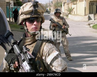 US Marine Corps (USMC) Lance Corporal (LCPL) Kenneth R. Fouse (Vordergrund) von Unternehmen C, 1. Bataillon, 6. Marines Regiment, bietet Sicherheit während einer Such- und Löschaktion innerhalb der Innenstadt von Fallujah, Irak. Die der 2. Marine-Division zugewiesenen Marines des USMC führen mit den irakischen Sicherheitskräften (ISF) Aufstandsbekämpfungsoperationen durch, um die antiirakischen Kräfte zu isolieren und zu neutralisieren, um die Freiheit der Operation IRAQI zu unterstützen. Operation/Serie: IRAKISCHE FREIHEITSBASIS: Camp Fallujah Staat: Al Anbar Land: Irak (IRQ) Stockfoto