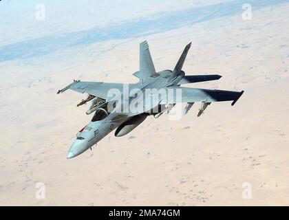 050915-F-5480T-013. [Complete] Bildunterschrift: Ein US Navy (USN) F/A-18E Super Hornet Kämpfer, Strike Fighter Squadron 14 (VFA-14), Tophatters, Naval Air Station (NAS) Lemoore, Kalifornien (CA), führt eine Mission über den Persischen Golf durch. Die Hornet ist mit EINER AIM-9 Sidewinder-Rakete auf der Flügelspitze und ein paar GBU-12 500-Pfund-Bomben sowie einer AGM-65 Maverick-Rakete auf dem Pylon bewaffnet. Unter dem Eingang befindet sich eine AAQ-14 LANTIRN-Pod (Low-Altitude Navigation and Targeting Infrarot for Night). Unter dem Rumpf befindet sich ein externer 370-Gallonen-Kraftstofftank. Die VFA-14 ist an Bord Stockfoto