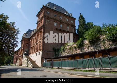 Turiner Universität am Ufer des Po in Turin Italien Stockfoto