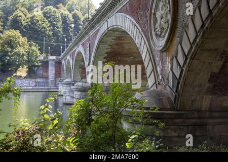 Die Isabel-Brücke über den Fluss Po in Turin, vom Valentino Park aus gesehen. Stockfoto