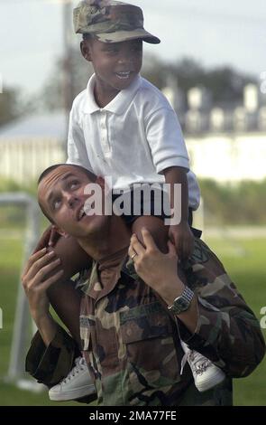 US Army (USA) Corporal (CPL) Chris George, Headquarters and Headquarters Battery (HHB), 1. Battalion (BN), 201. Field Artillery Regiment, Fairmont, West Virginia (WV), lässt ein Kind im Houma-Terrbonne Civic Center in Houma, Louisiana (LA) auf den Schultern fahren. Das Bürgerzentrum ist ein temporäres Heim für etwa 500 Menschen, die aufgrund der Hurrikane Katrina und Rita aus Terrbonne Parish und New Orleans evakuiert wurden. Die US-Armee leistet einen Beitrag zur humanitären Hilfe, die von der Federal Emergency Management Agency (FEMA) in Zusammenarbeit mit dem Verteidigungsministerium (DoD) geleitet wird. (Duplikat Stockfoto