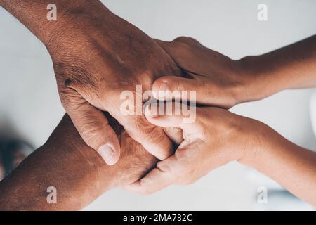Nahaufnahme Mommys mittleren Alters zerknitterte Hände halten junge Töchter, Millenial Frau unterstützt reife Mum, zeigt Fürsorge, Liebe. Ich bitte um Entschuldigung. Stockfoto