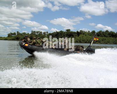 US Marine Corps (USMC) Marines des 2. Platoon (PLT), Charlie Company (C CO), 1. Bataillon (BN), 8. Marine Regiment (MAR REGT) und spanische Marines an Bord eines aufblasbaren Starrrumpf-Bootes (RHIB) führen vor der Küste Guineas Razzien durch. Die Übung ist Teil der Western Africa Training Cruise '06, die Übungen in drei Ländern Westafrikas umfasst. Land: Guinea (GIN) Stockfoto