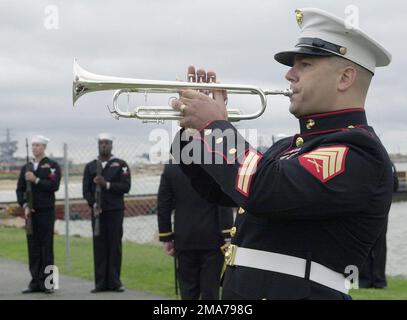 SERGEANT (SGT) des US Marine Corps (USMC) Daniel Hersey, Trompetenspieler, Armed Forces School of Music auf Naval Amphibious Base Little Creek, spielt Taps während der Gedenkzeremonie zum Fifth Anniversary Memorial für die 17 Seeleute, die während des berüchtigten Angriffs auf die USS Cole am 12. Oktober 2000 getötet wurden. Basis: Norfolk Bundesstaat: Virginia (VA) Land: Vereinigte Staaten von Amerika (USA) Stockfoto