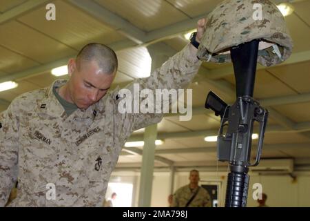 Marines des US Marine Corps (USMC) und Matrosen der US Navy (USN) des 3. Bataillons (BN), des 7. Marine Regiment (MAR REGIMENT) erweisen USMC Lance Corporal (LCPL) Sergio H. Escobar bei einer Gedenkfeier in Camp Ramadi, Irak, während der Operation IRAKISCHE FREIHEIT die letzte Ehre. Basis: Camp Ramadi Staat: Al Anbar Land: Irak (IRQ) Stockfoto