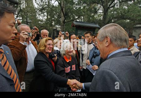 051020-F-5586B-257. [Complete] Scene Caption: The Honorable Donald H. Rumsfeld (links), USA Verteidigungsminister, wird von dem ehrenwerten Dr. Ahn Kwang Chan (rechts), dem stellvertretenden Verteidigungsminister für die Republik Korea, als US-amerikanischer Minister begrüßt Army GEN. Leon La Porte (Zentrum), Commander, Kommando der Vereinten Nationen, Kommando der kombinierten Kräfte und U.S. Streitkräfte Korea, schaut zu, nach der Ankunft von Minister Rumsfelds am Osan Luftwaffenstützpunkt, Pyeongtaek, Provinz Gyeonggi-do, Republik Korea am 20. Oktober 2005. Minister Rumsfeld besucht Korea, um den ehrenwerten Yoon Kwang Ung, Verteidigungsminister des Repu, zu treffen Stockfoto