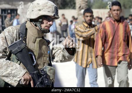 US Marine Corps (USMC) Marines mit 1. Zug (PLT), Echo Company (E CO), 2. Bataillon (BN), 2. Marines, sucht eine irakische Schule, Trennung der Männer aus dem Militäralter von den Frauen und Kindern, um die Männer über aufständische Aktivitäten auf dem Markt während der Operation Trifecta im Rahmen der Operation IRAQI FREEDOM zu befragen. Basis: Camp Fallujah Staat: Al Anbar Land: Irak (IRQ) Stockfoto