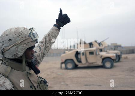 MARINES des US Marine Corps (USMC) mit 2. Zug (PLT), Transportation Support Company, Combat Logistics Brigade 8, 2. Marine Logistics Group (MLG) bereiten sich während der Operation IRAQI FREEDOM auf einen Konvoi vor, der vom Fuhrparkplatz in Camp Fallujah, Irak, aus auf einen Konvoi aufbricht. Basis: Camp Fallujah Staat: Al Anbar Land: Irak (IRQ) Stockfoto