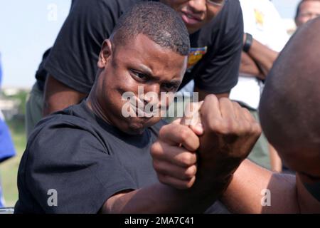 US Marine Corps (USMC) Private First Class (PFC) Carey Jorden und USMC Lance Corporal (LCPL) Mericko Dukes Jr. treten beim Armdrücken-Wettbewerb auf dem Feld der kombinierten Kräfte gegeneinander an. Das Field Meet bietet verschiedene Sportaktivitäten und konzentriert sich auf Teamarbeit zwischen den US Marines und der japanischen Bodenselbstverteidigung. Basis: Camp Naha Staat: Okinawa Land: Japan (JPN) Stockfoto