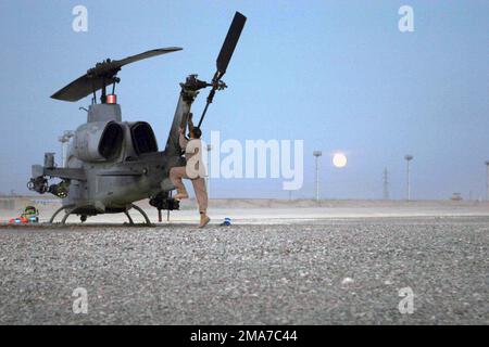 Ein US Marine Corps (USMC) AH-1W Super Cobra Helicopter, Marine Light Attack Helicopter Squadron 369 (HML/A-369), Marine Corps Base (MCB) Camp Pendleton, Kalifornien (CA), ist für einen nächtlichen Start von Forward Operation Base (FOB) Al Qaim vorbereitet. Während der Operation "Steel Curtain" unter der Operation "IRAQI FREEDOM" wird die Koalitionsstreitkräfte in enger Luftunterstützung unterstützt. Basis: Fob Al Qaim Staat: Al Anbar Land: Irak (IRQ) Stockfoto