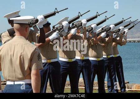 Ein US Marine Corps (USMC)-Gewehr der Marine Corps Base (MCB) Hawaii, Kaneohe, Hawaii (HI), Bei einer Zeremonie, bei der ein neues flagstaff mit 21-Pistolen-Salut mit 5,56-mm-M16A2-Gewehren und Bronzeplaketten zum Gedenken an die 73 Marines, die ihr Leben opferten, und die 15 Überlebenden des Angriffs auf das Schlachtschiff der US Navy (USN) USS ARIZONA in Pearl Harbor, HI, Am 7. Dezember 1941. Die Gedenkstätte zeigt die Namen der 88 Marines, die während des Angriffs an Bord VON ARIZONA stationiert waren, ein Stück Dampfrohr aus DEM ursprünglichen Rumpf ARIZONAS, dem National FÄHNRICH und den Flaggen der US Navy und des Marine Corps. Stockfoto