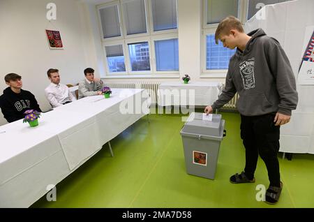 Zlin, Tschechische Republik. 19. Januar 2023. Schüler der Sekundarstufe über 15 Jahre am zweiten Tag der zweitägigen zweiten Runde der Präsidentschaftswahlen in Zlin, Tschechische Republik, am 19. Januar 2023. Kredit: Dalibor Gluck/CTK Photo/Alamy Live News Stockfoto