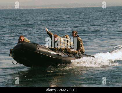 US Marine Corps (USMC) Marines, die an der Marine Corp Base (MCB) Camp Pendleton, Kalifornien (CA) angeschlossen sind, üben schnelle ein- und Ausstiegsmanöver von einem Zodiac Combat Rubber Raiding Craft (CRRC) vor der Küste Südkaliforniens in Vorbereitung auf einen bevorstehenden sechsmonatigen Einsatz am Arabischen Golf. Staat: Kalifornien (CA) Land: Vereinigte Staaten von Amerika (USA) Stockfoto