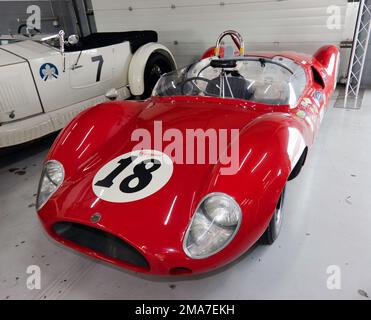 Blick auf einen Red, 1959, Cooper Monaco, Anthony Ditheridge und Nick Topliss, in den National Pit Garagen, im 2022 Silverstone Classic Stockfoto