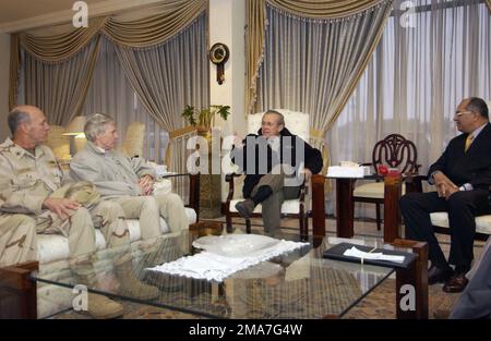 051221-F-2729L-001. [Complete] Scene Caption: The Honorable Donald H. Rumsfeld (Zweiter von rechts), USA Verteidigungsminister, trifft sich mit den USA Navy Rear ADM. Michael LeFever (links), Commander, Disaster Assistance Center Pakistan; der ehrenwerte Ryan C. Crocker (zweiter von links), USA Botschafter in der Islamischen Republik Pakistan und pakistanische Armee (a.D.) LT. GEN. Tariq Wasim Gazi (rechts), Verteidigungsminister für die Islamische Republik Pakistan, in Islamabad, Provinz Punjab, Pakistan, am 21. Dezember, 2005, um die weitere Beteiligung der Vereinigten Staaten an der Operation Lifeline, der Pakistani-le, zu erörtern Stockfoto