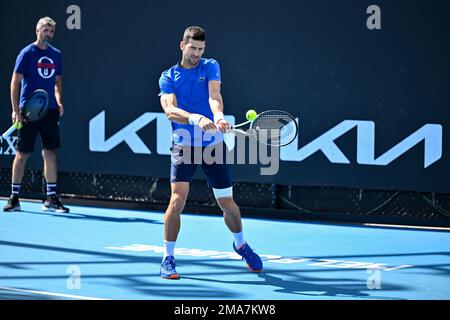 MELBOURNE, AUSTRALIEN - 19. JANUAR: Novak Djokovic von Serbien übt vor seinem Spiel der Runde zwei Singles bei den Australian Open 2023 im Melbourne Park am 19. Januar 2023 in Melbourne, Australien. (Foto: Andy Astfalck/BSR Agency) Kredit: BSR Agency/Alamy Live News Stockfoto