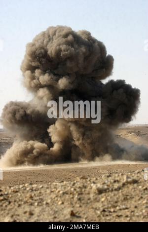 060115-M-7772K-062. [Complete] Szene Caption: Raketen, Mörser und Beutel mit Abwehrmittel, die im Stadtrand vergraben gefunden wurden, wurden von einem Dolmetscher gefunden, der mit Marines vom 2D. Zug, Lima Company, 3. Bataillon, 1. Marine zusammenarbeitete. Die Waffen wurden dann von den Marines und von Matrosen aus der Sprengstoffeinheit 6 gestapelt und dann mit C-4 zerstört. 2D die Marine Division wird zur Unterstützung der Operation Iraqi Freedom eingesetzt, um Aufstandsbekämpfungsoperationen zur Isolierung und Neutralisierung antiirakischer Kräfte durchzuführen, den weiteren Ausbau der irakischen Sicherheitskräfte zu unterstützen und Irak zu unterstützen Stockfoto