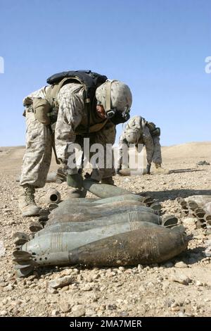 060115-M-7772K-041. [Complete] Szene Caption: Raketen, Mörser und Beutel mit Abwehrmittel, die im Stadtrand vergraben gefunden wurden, wurden von einem Dolmetscher gefunden, der mit Marines vom 2D. Zug, Lima Company, 3. Bataillon, 1. Marine zusammenarbeitete. Die Waffen wurden dann von den Marines und von Matrosen aus der Sprengstoffeinheit 6 gestapelt und dann mit C-4 zerstört. 2D die Marine Division wird zur Unterstützung der Operation Iraqi Freedom eingesetzt, um Aufstandsbekämpfungsoperationen zur Isolierung und Neutralisierung antiirakischer Kräfte durchzuführen, den weiteren Ausbau der irakischen Sicherheitskräfte zu unterstützen und Irak zu unterstützen Stockfoto