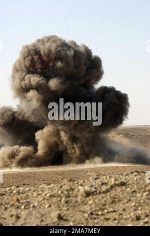 060115-M-7772K-061. [Complete] Szene Caption: Raketen, Mörser und Beutel mit Abwehrmittel, die im Stadtrand vergraben gefunden wurden, wurden von einem Dolmetscher gefunden, der mit Marines vom 2D. Zug, Lima Company, 3. Bataillon, 1. Marine zusammenarbeitete. Die Waffen wurden dann von den Marines und von Matrosen aus der Sprengstoffeinheit 6 gestapelt und dann mit C-4 zerstört. 2D die Marine Division wird zur Unterstützung der Operation Iraqi Freedom eingesetzt, um Aufstandsbekämpfungsoperationen zur Isolierung und Neutralisierung antiirakischer Kräfte durchzuführen, den weiteren Ausbau der irakischen Sicherheitskräfte zu unterstützen und Irak zu unterstützen Stockfoto