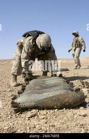 060115-M-7772K-040. [Complete] Szene Caption: Raketen, Mörser und Beutel mit Abwehrmittel, die im Stadtrand vergraben gefunden wurden, wurden von einem Dolmetscher gefunden, der mit Marines vom 2D. Zug, Lima Company, 3. Bataillon, 1. Marine zusammenarbeitete. Die Waffen wurden dann von den Marines und von Matrosen aus der Sprengstoffeinheit 6 gestapelt und dann mit C-4 zerstört. 2D die Marine Division wird zur Unterstützung der Operation Iraqi Freedom eingesetzt, um Aufstandsbekämpfungsoperationen zur Isolierung und Neutralisierung antiirakischer Kräfte durchzuführen, den weiteren Ausbau der irakischen Sicherheitskräfte zu unterstützen und Irak zu unterstützen Stockfoto