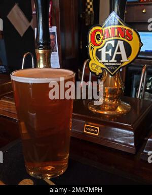 Cains FA Forciable Ale Pump in Doctor Duncan's Bar, St John's LN, Queen Square, Liverpool, Merseyside, England, UK, L1 1HF Stockfoto